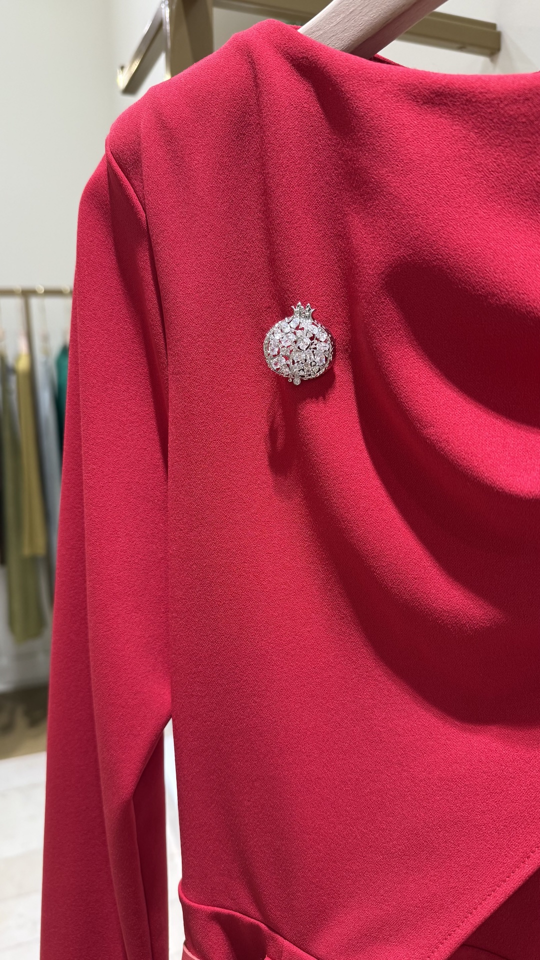 Брошь в виде граната