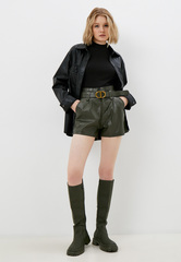 Шорты из экокожи с защипами с ремнем