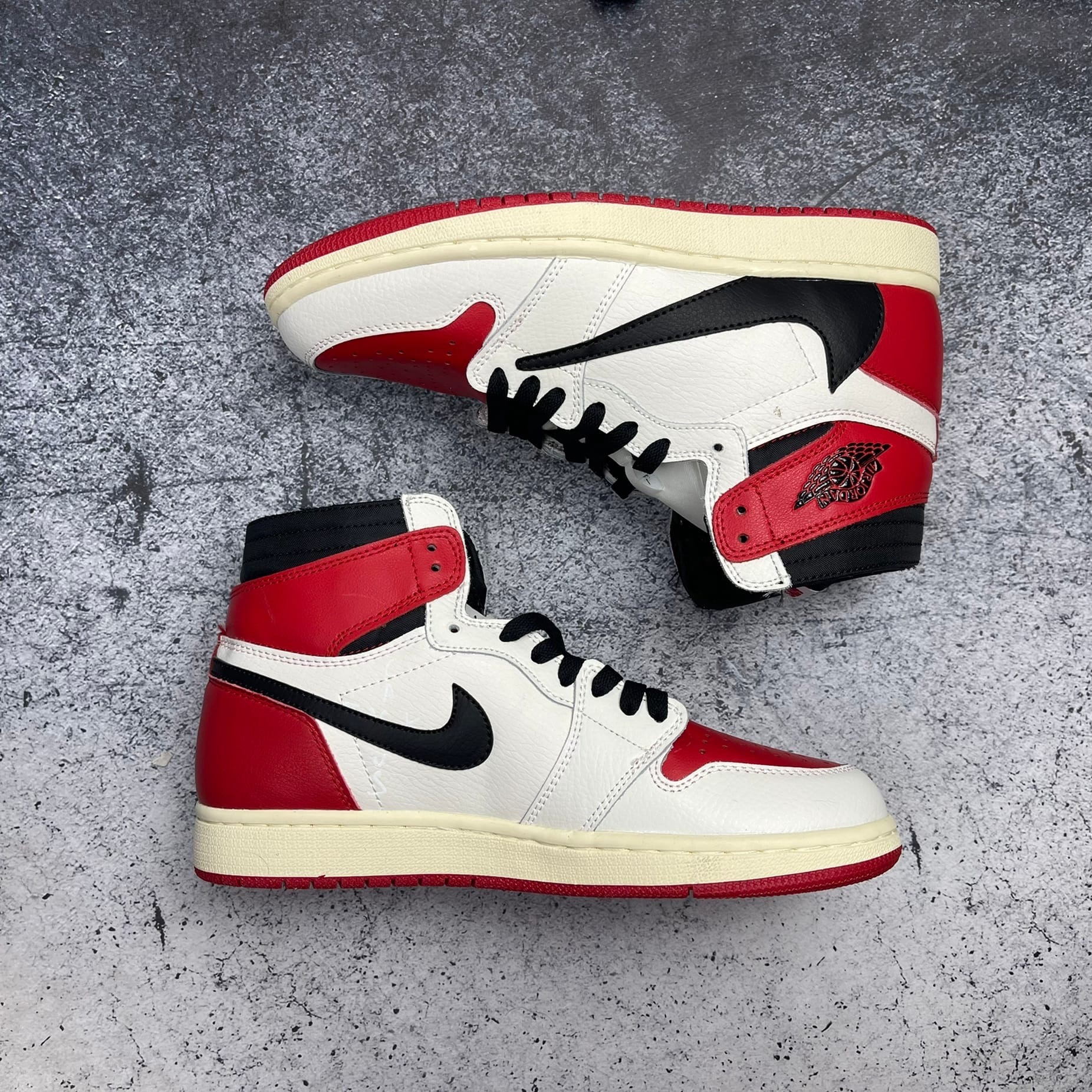 Travis scott air jordan 1 chicago 2025