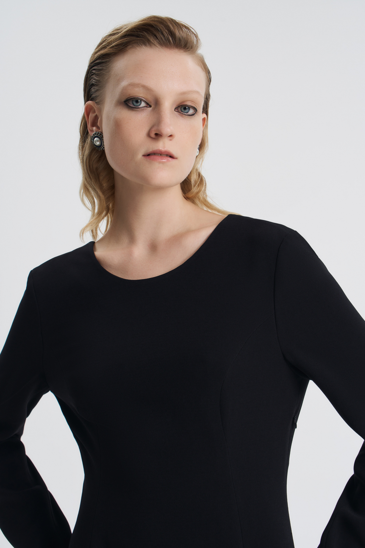 Платье в пол с вырезом на спине