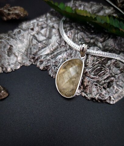 Кулон из Ливийского стекла