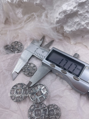 Пуговицы серебристые с квадратными деталями и прозрачной серой эмалью с блестками