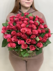 Букет 55 роз Кения 40 см в ленте розовые