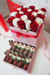 Шкатулка с розами и клубникой в шоколаде 