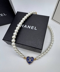 kole-iz-zhemchuga-s-podveskoj-sinee-serdce-by-chanel