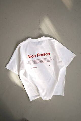 Футболка с красным принтом