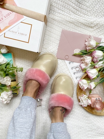 Меховые тапочки розовые закрытые с кожаным верхом бежевым