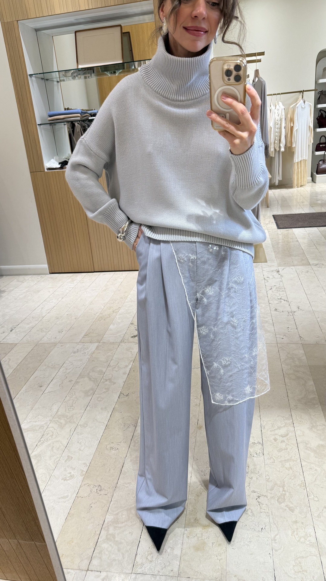 Брюки с умеренными защипами