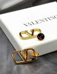 cergi-s-logotipom-bukvoj-v-iz-latuni-v-stile-valentino