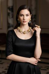 84581- Колье крупное сюрреализм в стиле Schiaparelli с подвесками с микрожемчугом