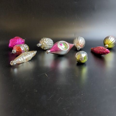 Ёлочные игрушки набор из 9 разных сосульки, ягодка, шишки и др, стекло, подвесные, винтаж времён СССР 1960-1980 гг. Советские ёлочные игрушки и украшения. Состояние и комплектация на фото, могут присутствовать незначительные неровности и сколы, закрытые металлическим подвесом (под подвесом).