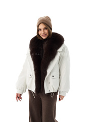 Короткий белый пуховик с воротником из лисы