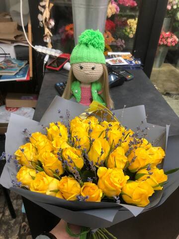 31 желтая кенийская роза с лавандой