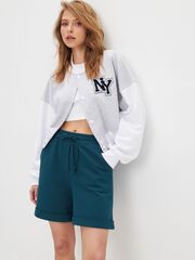 Свободные шорты-бермуды средней длины из футера