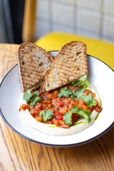 ХУМУС С ПЕЧЁНЫМИ ПЕРЦАМИ И ТОМАТАМИ С БЕЗДРОЖЖЕВЫМ ХЛЕБОМ