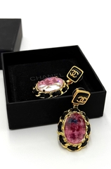 sergi-chanel-iz-latuni-s-rozovymi-vstavkami