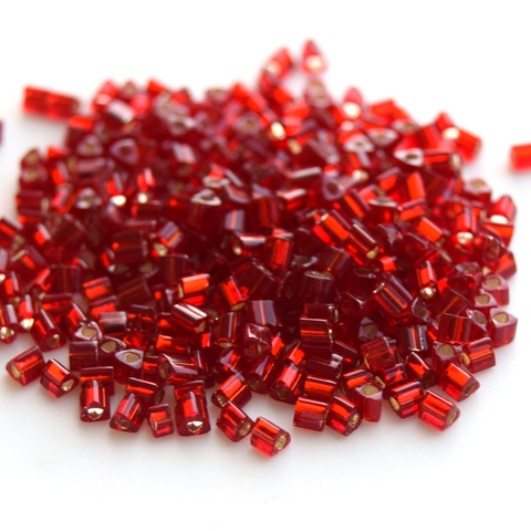 Бисер японский TOHO Triangle треугольный 11/0 0025С красный