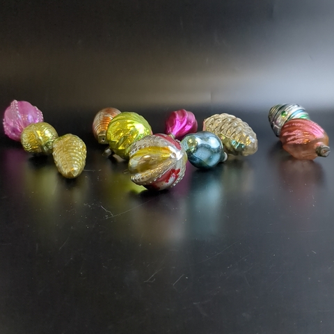 Ёлочные игрушки набор из 11 разных штук, шарики, шишки и др, стекло, подвесные, винтаж времён СССР 1960-1980 гг. Советские ёлочные игрушки и украшения. Состояние и комплектация на фото, могут присутствовать незначительные неровности и сколы, закрытые металлическим подвесом (под подвесом).