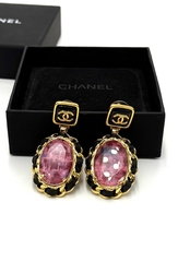 sergi-chanel-iz-latuni-s-rozovymi-vstavkami