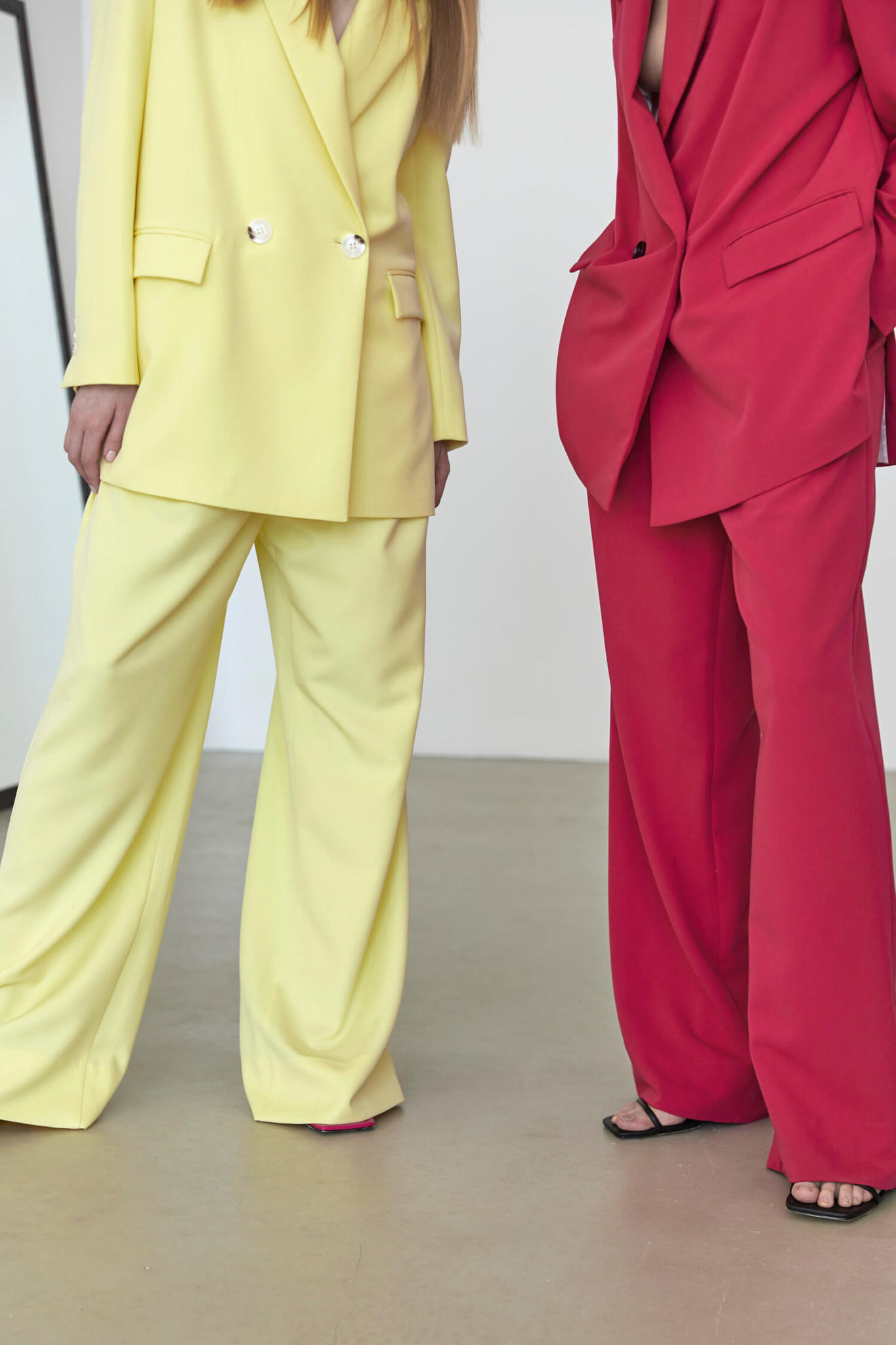 Широкие брюки с двумя складками, желтая пастель