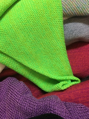 Яркий шарф кислотно-зеленого цвета