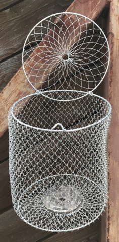 Кормушка из металлической сетки  с грузом  V= 1,0 л,диаметр горловины кормушки 120мм,длина кормушки 150мм,ованная про-во Россия
