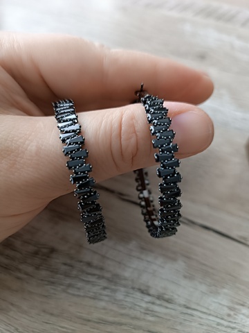 Серьги-конго широкие оригинальные с черными фианитами