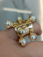 akcentnoe-shirokoe-kolco-silvia-toledano-s-podveskami-sharikami-iz-zhemchuga