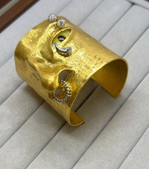 braslet-manzheta-half-face-shirokij-v-stile-schiaparelli-satinirovannoe-pokrytie-serebro-zoloto