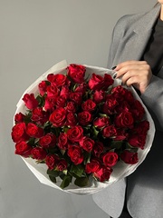 Букет 51 красная роза в оформлении