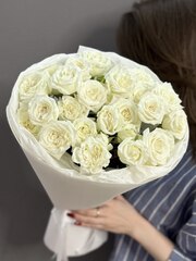 Букет из 5 белых кустовых роз "Джанин"