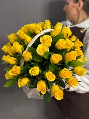 Корзина с 51 желтой розой (Кения 40 см)