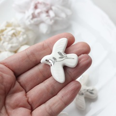 Подвеска фарфоровая Птичка (белый с серебром) 34*42 мм S039