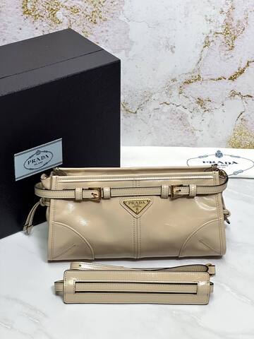 Маленькая кожаная сумка Prada через плечо, бежевый