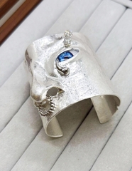 braslet-manzheta-half-face-shirokij-v-stile-schiaparelli-satinirovannoe-pokrytie-serebro-zoloto