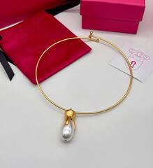 Колье- обруч TOOTH в стиле Schiaparelli с подвеской зуб из жемчуга