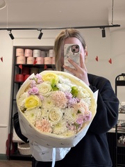 Букет из хризантемы, диантусов, ранункулюсов, хелеборуса и маттиолы