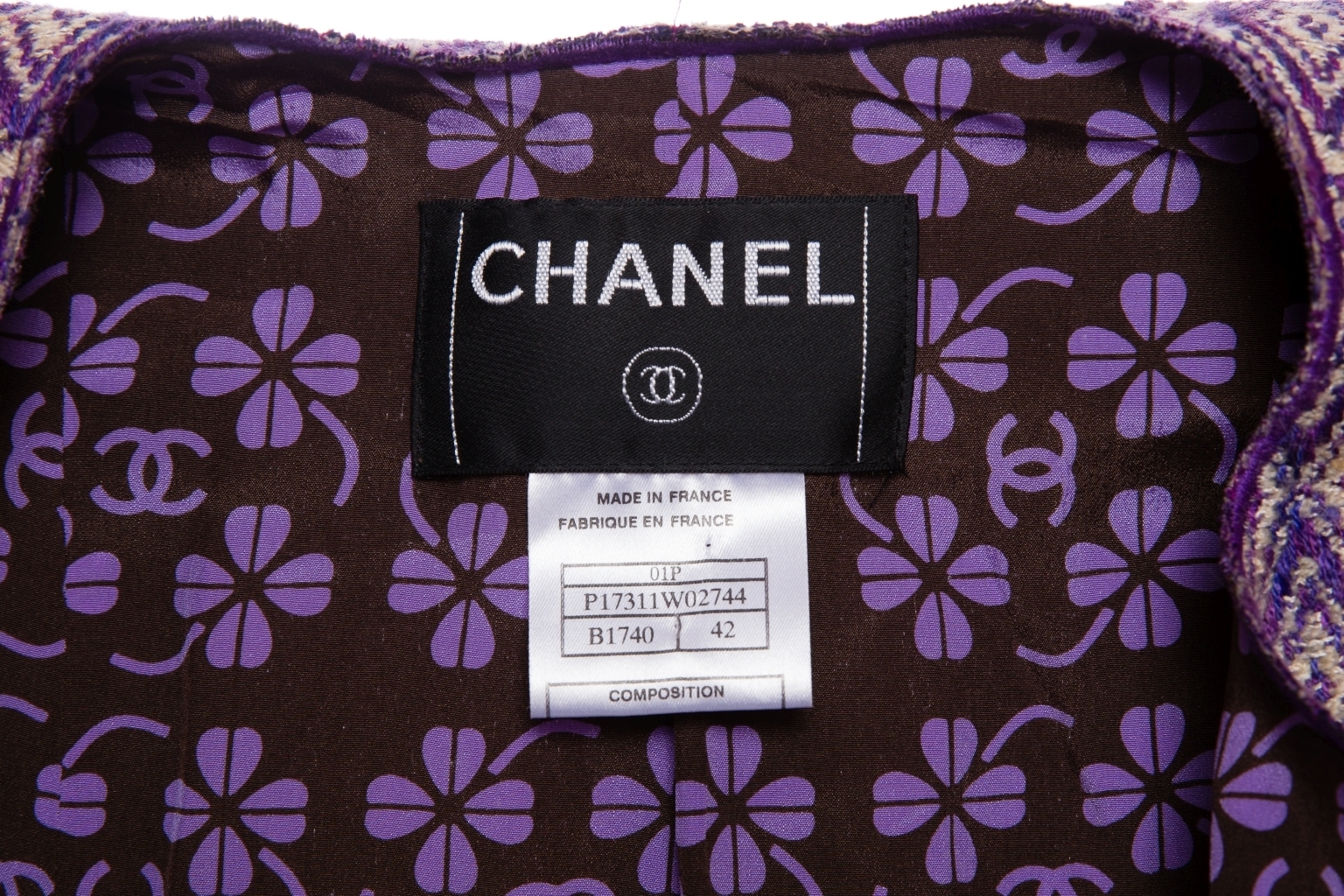 Изысканный костюм из твида от Chanel, 42 размер.