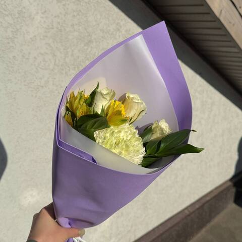 Букет с белыми розами, альстромерией и хризантемой