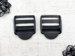 Пряжка-крыло 3-х щелевая, пластик 3,8 см, 11,7 гр, чёрный