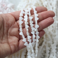 Перламутр натуральный, матовый, в форме сердца 7 мм, 1 нить ПР104