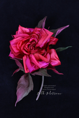 Брошь из натурального шелка "Алые сумерки"