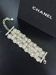 braslet-manzheta-chanel-shirokij-iz-zhemchuga