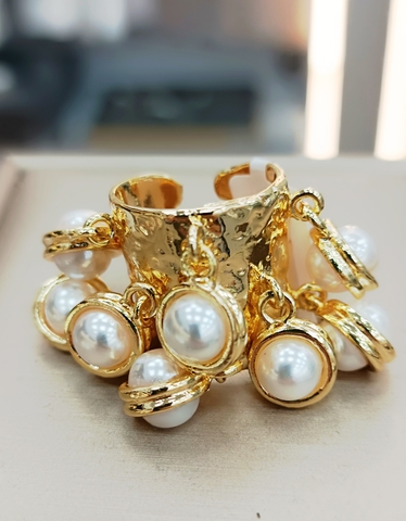 akcentnoe-shirokoe-kolco-silvia-toledano-s-podveskami-sharikami-iz-zhemchuga