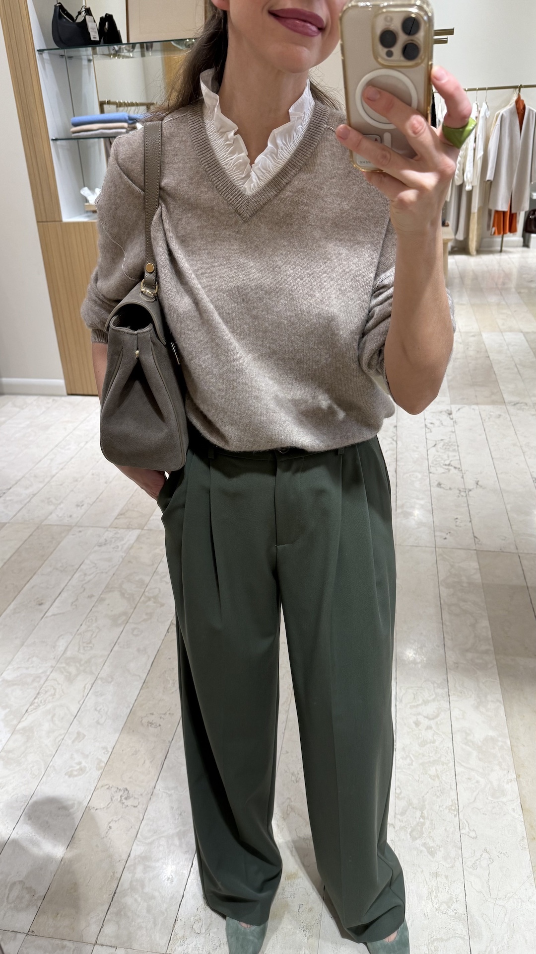 Брюки с умеренными защипами