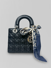 Сумка однотонная с серебряной фурнитурой с брелоком и платком