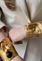 braslet-manzheta-half-face-shirokij-v-stile-schiaparelli-satinirovannoe-pokrytie-serebro-zoloto