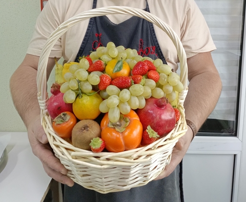 Корзина с сезонными фруктами