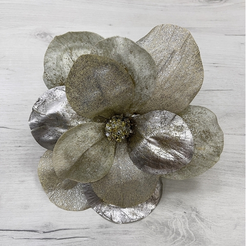 Цветок магнолия на клипсе 20см ChristmasDeLuxe бежевая/золотая