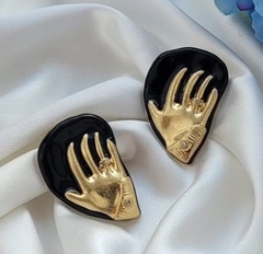 73174-sergi-ruki-v-stile-schiaparelli